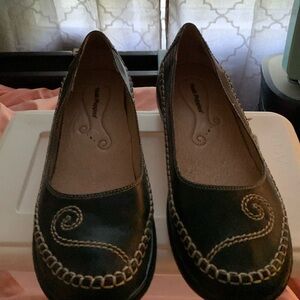 Adorable Ladies hush puppy loafer’s size 10W